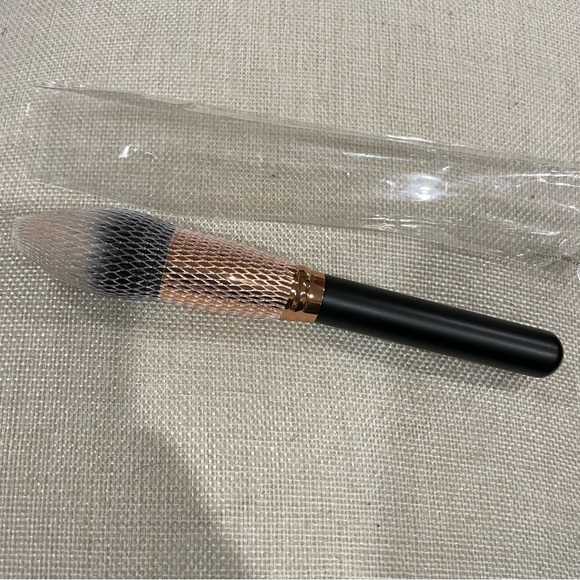 A Perfect 10 by M.O.T.D. Cosmetics Brush - Picture 3 of 4